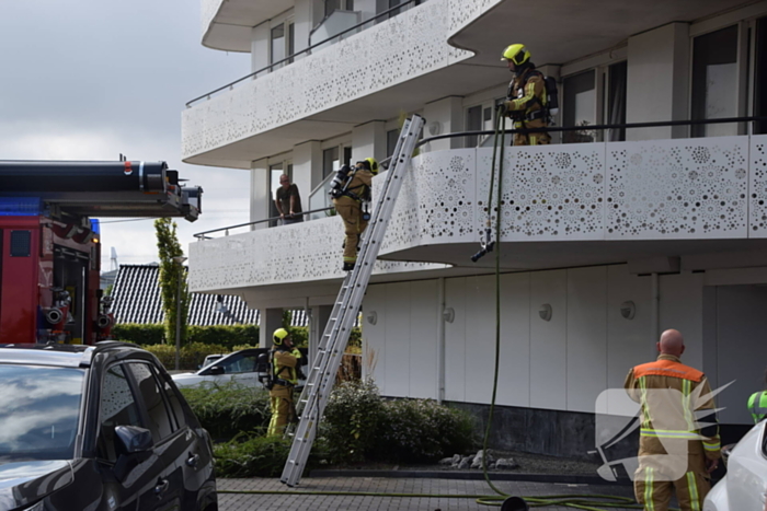 Zwarte rook trekt uit flatwoning