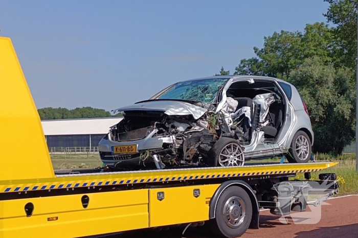 Weg afgesloten nadat auto tegen boom crasht