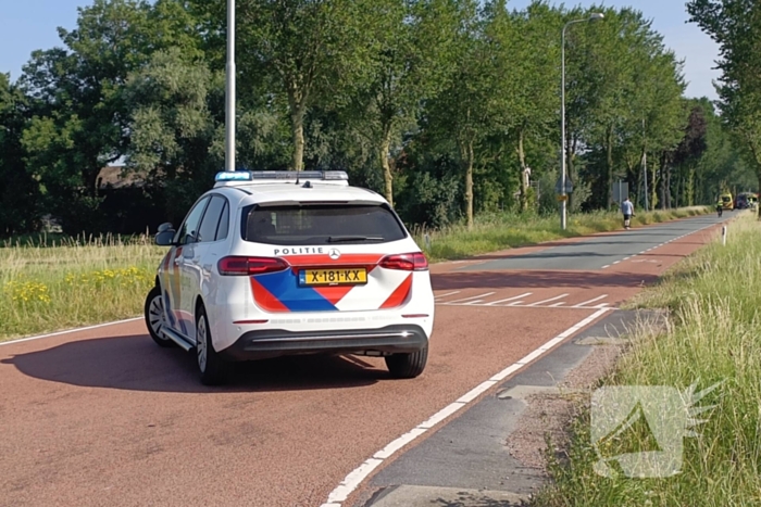 Weg afgesloten nadat auto tegen boom crasht