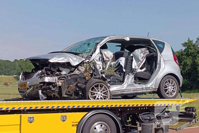 Weg afgesloten nadat auto tegen boom crasht