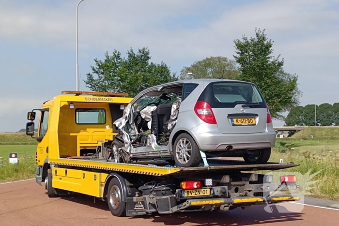 Weg afgesloten nadat auto tegen boom crasht