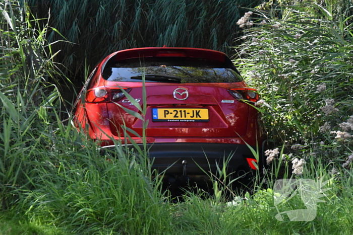 Auto belandt met neus in sloot