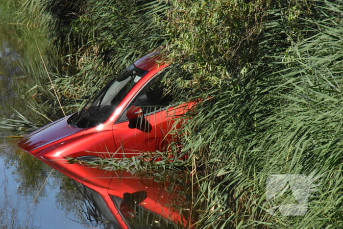 Auto belandt met neus in sloot