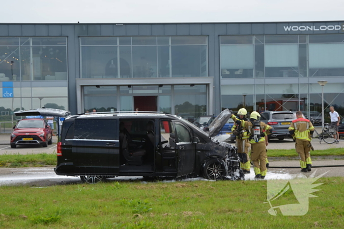 Motorcompartiment brandt volledig uit