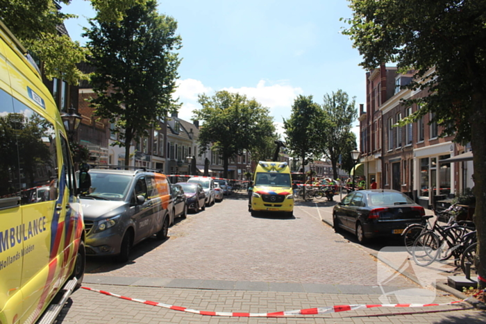 Vrouw belandt onder vuilniswagen