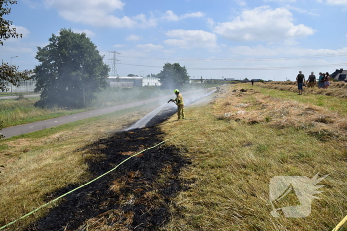 Tientallen meters berm in brand