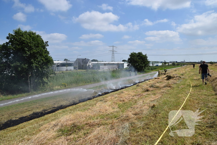 Tientallen meters berm in brand