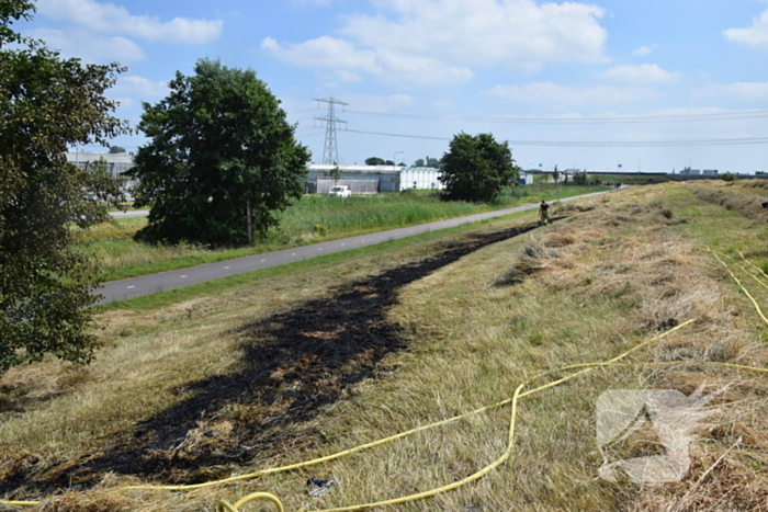 Tientallen meters berm in brand