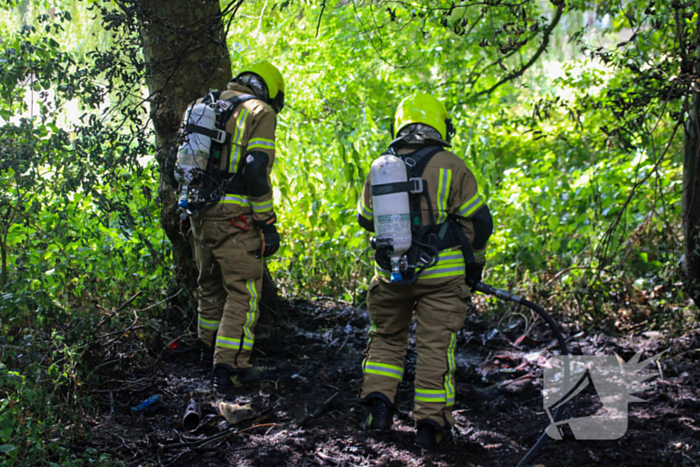 Brandweer blust brand in bosjes