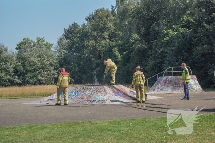 Brandweer in actie voor brandende band