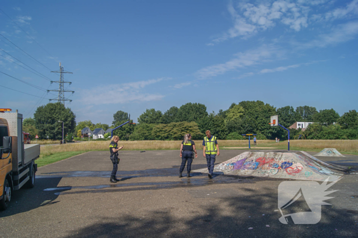 Brandweer in actie voor brandende band