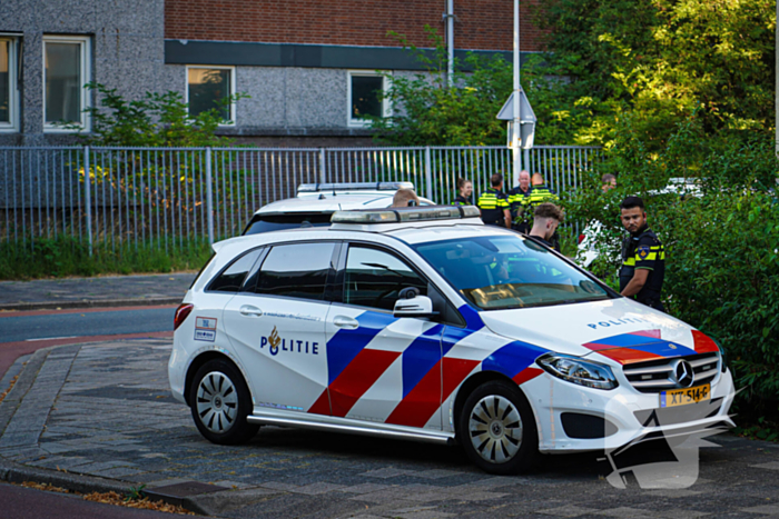 Aanhouding bij inval en onderzoek naar incident bij flat