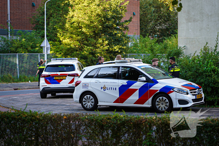 Aanhouding bij inval en onderzoek naar incident bij flat