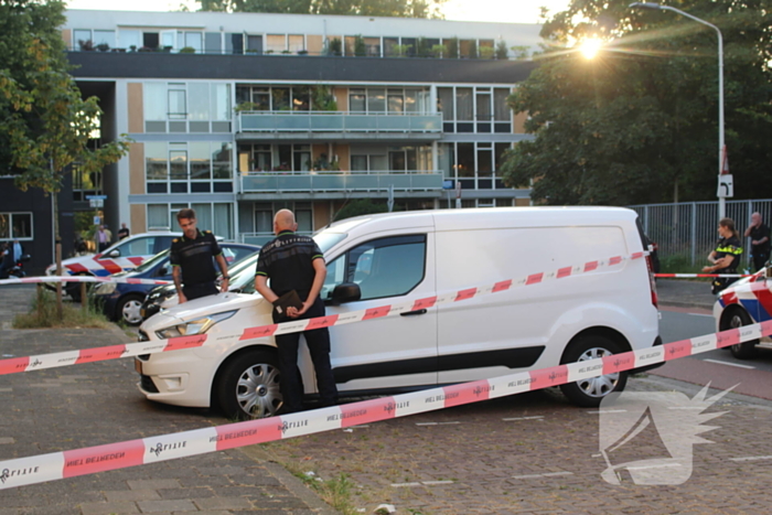 Aanhouding bij inval en onderzoek naar incident bij flat