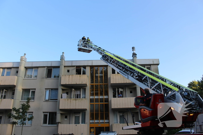 Aanhouding bij inval en onderzoek naar incident bij flat