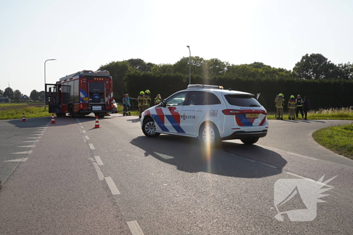 Auto belandt in sloot na botsing op kruising