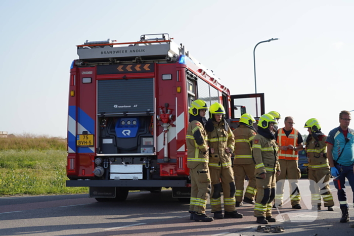 Auto belandt in sloot na botsing op kruising