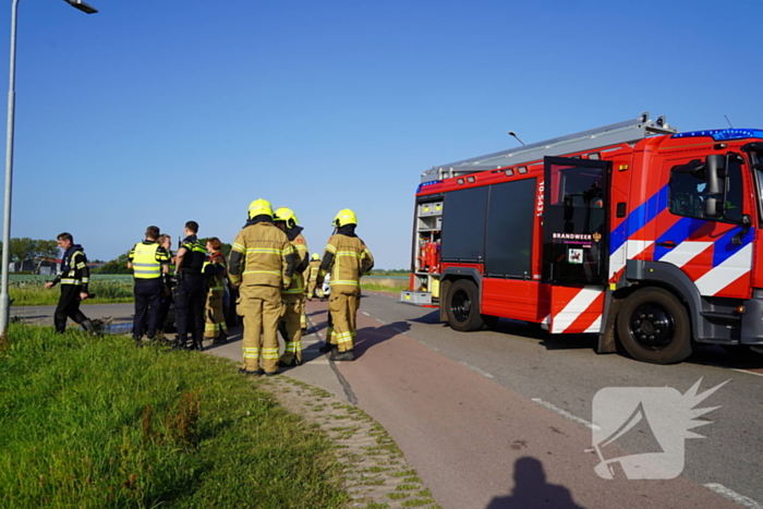 Auto belandt in sloot na botsing op kruising