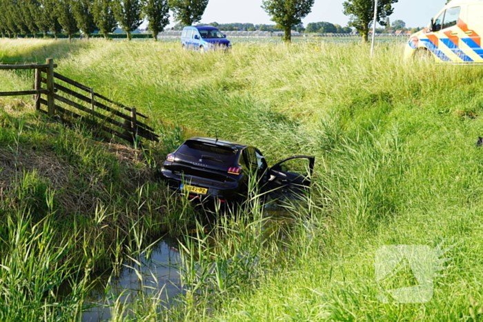 Auto belandt in sloot na botsing op kruising