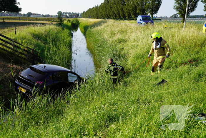 Auto belandt in sloot na botsing op kruising