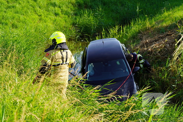 Auto belandt in sloot na botsing op kruising