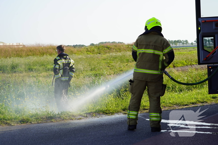 Auto belandt in sloot na botsing op kruising