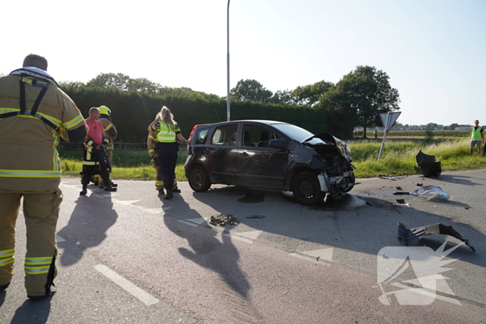 Auto belandt in sloot na botsing op kruising