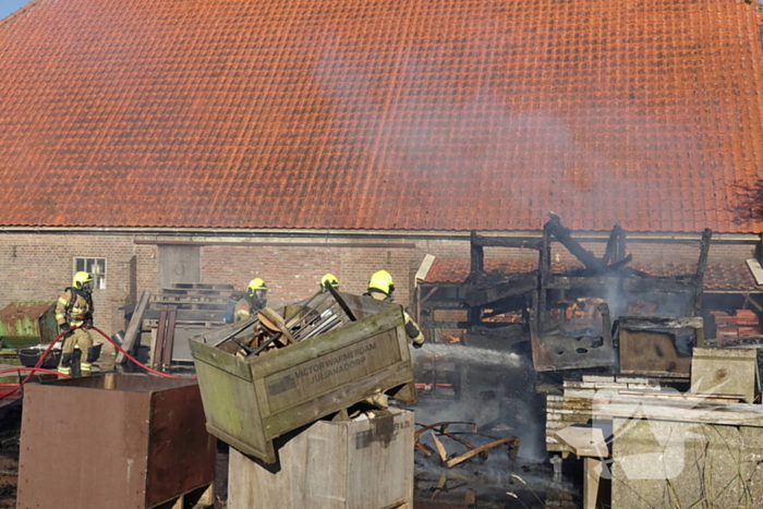 Afvalverbranding breidt zich uit bij boerderij