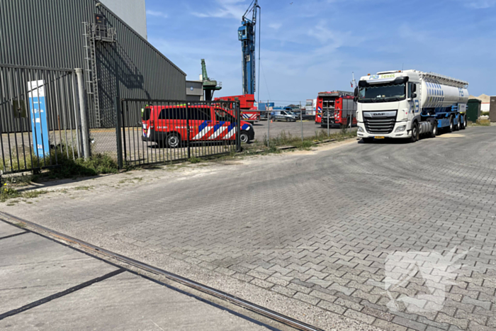 Hulpdiensten ingezet voor gevallen persoon in schip