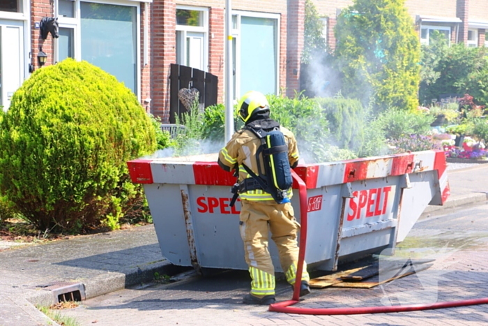 Brandweer ingezet voor brandende bouwcontainer