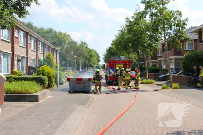 Brandweer ingezet voor brandende bouwcontainer