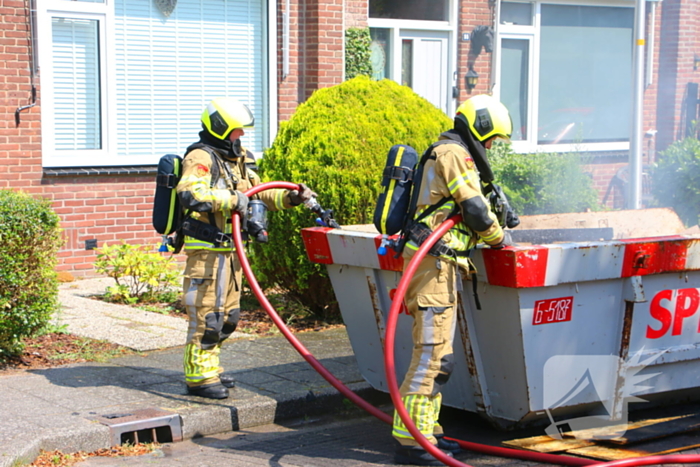 Brandweer ingezet voor brandende bouwcontainer