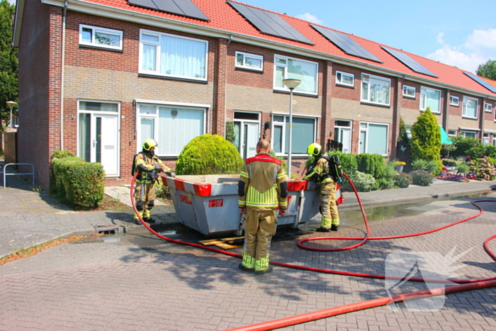 Brandweer ingezet voor brandende bouwcontainer