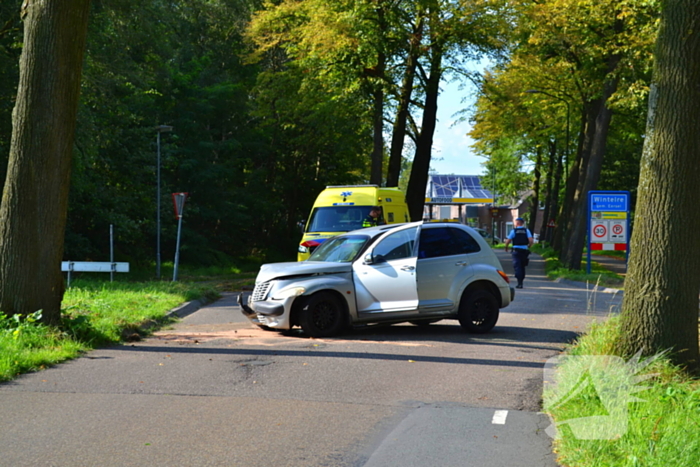 Auto zwaar beschadigd na ongeval met boom