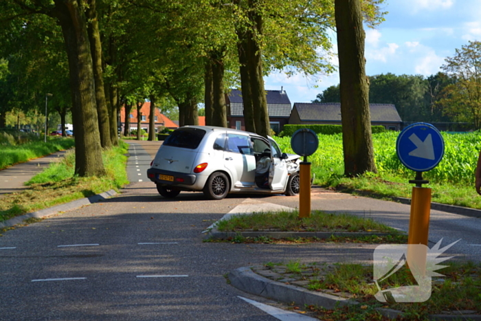 Auto zwaar beschadigd na ongeval met boom