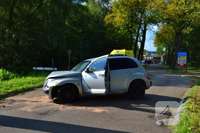 Auto zwaar beschadigd na ongeval met boom