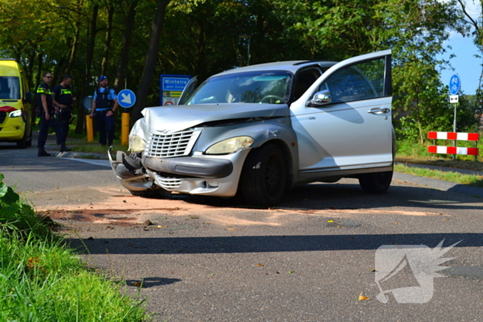 Auto zwaar beschadigd na ongeval met boom