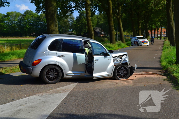 Auto zwaar beschadigd na ongeval met boom