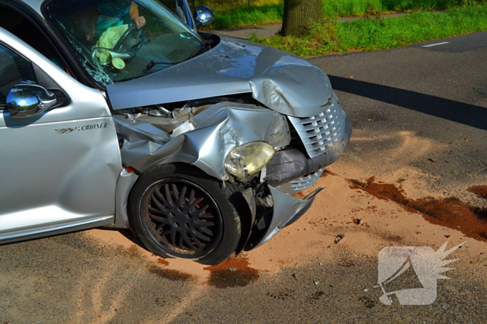 Auto zwaar beschadigd na ongeval met boom