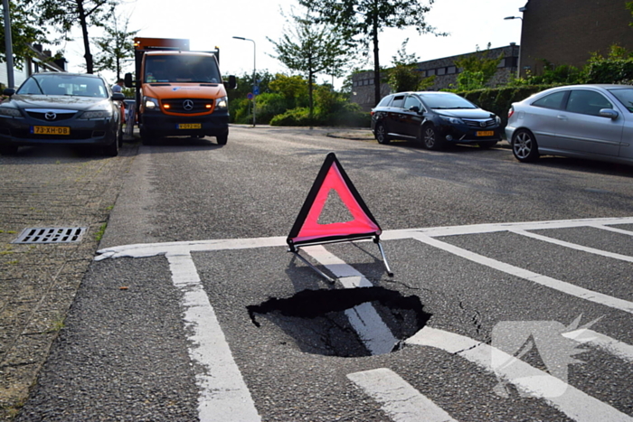 Weg gedeeltelijk dichtgezet voor gat in de weg