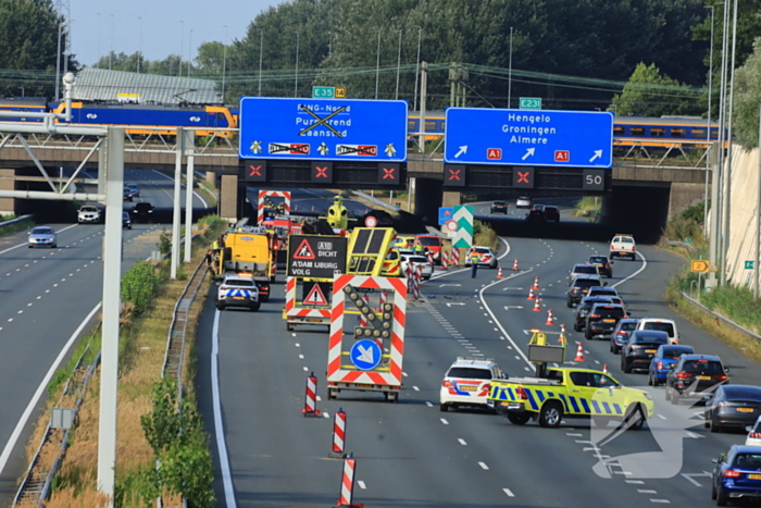 Traumateam ingezet voor taxi die op pijlwagen klapt