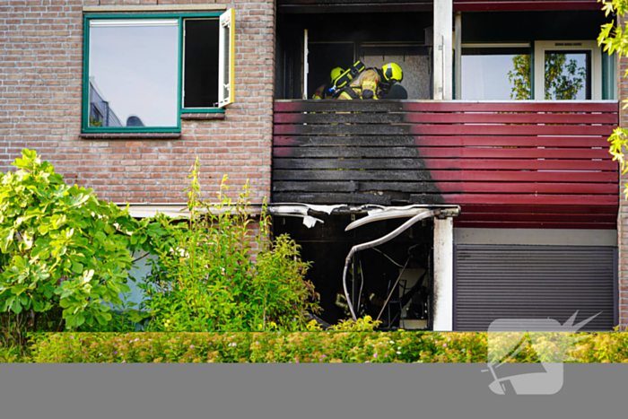 Brandweer ingezet voor uitslaande brand bij appartementencomplex