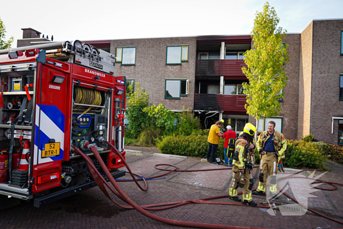 Brandweer ingezet voor uitslaande brand bij appartementencomplex