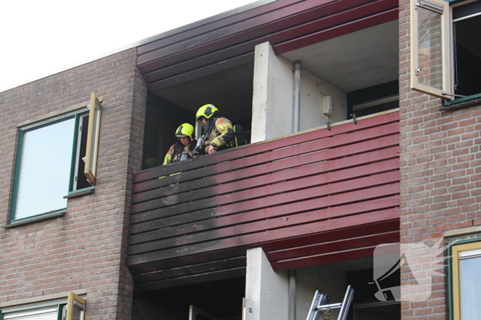 Brandweer ingezet voor uitslaande brand bij appartementencomplex