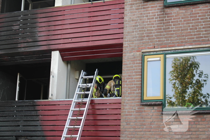 Brandweer ingezet voor uitslaande brand bij appartementencomplex