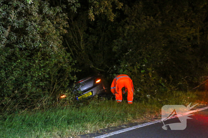 Automobilist belandt in bosschages