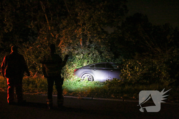 Automobilist belandt in bosschages