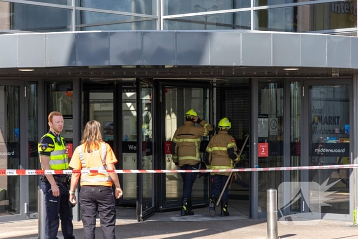 Medewerker ontdekt scheur in vloer winkelcentrum