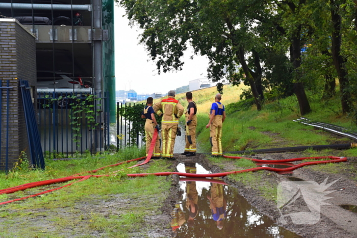 Brandweer pompt parkeerkelder leeg