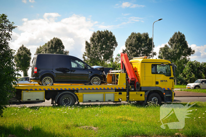 Bestelbus klapt achterop personenauto